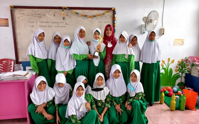 Siswa-siswa MI Alkhairaat Mogolaing