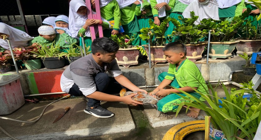 Siswa MI Alkhairaat Mogolaing Antusias Melakukan Praktek Menyembelih