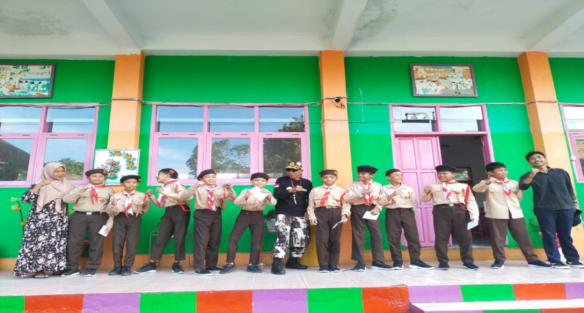 Pembina Pramuka MI Alkhairaat Mogolaing Bagikan Hadiah Lomba PBB Perjusami