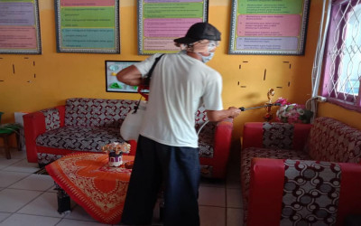 Ditengah Pandemi, MI Alkhairaat Mogolaing Gotong Royong Bersihkan Madrasah