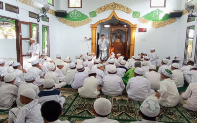 Pembiasaan Sholat Dhuha bagi Siswa-siswi MI Alkhairaat Mogolaing